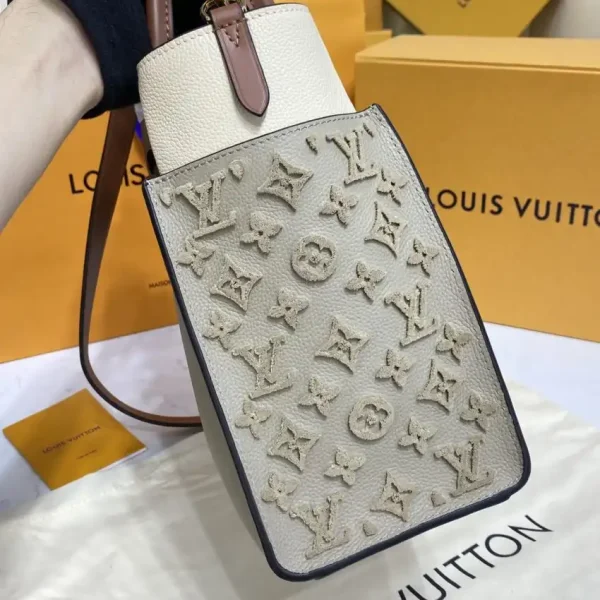 Louis Vuitton On My Side Beige - Image 6