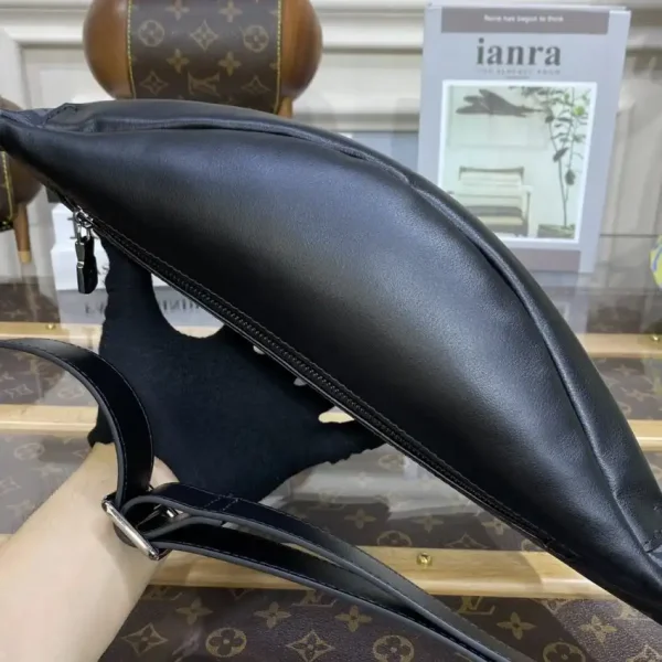 Louis Vuitton Bumbag Discovery Black - Image 6