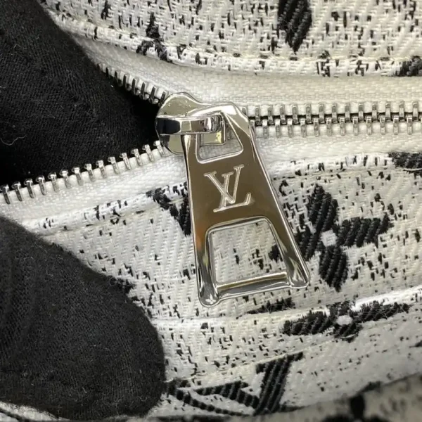 LV OnTheGo Black Denim - Image 4