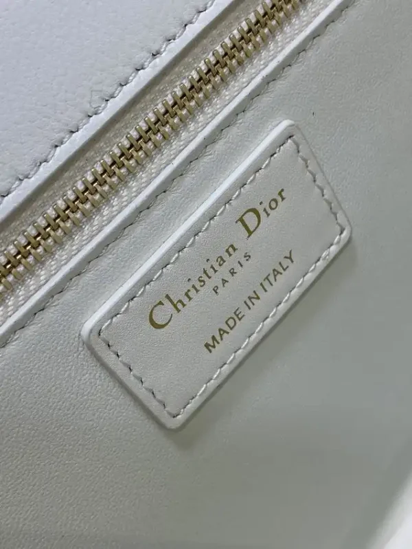 Dior 30 Montaigne  White - Image 2