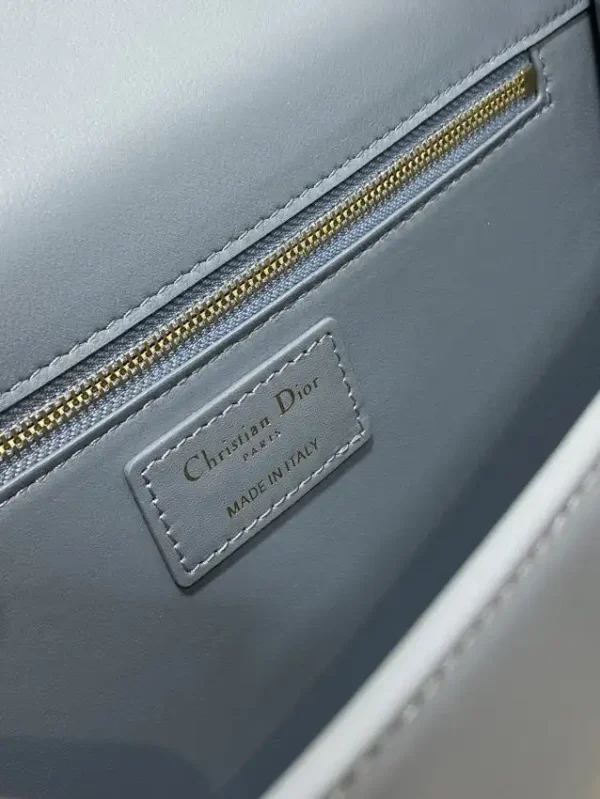 Dior 30 Montaigne Blue - Image 4