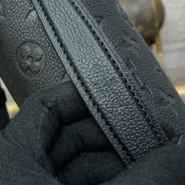 Louis Vuitton Pochette Metis Black - Image 4