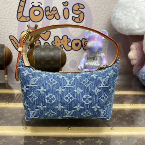 Louis Vuitton Hills Pochette - Image 4