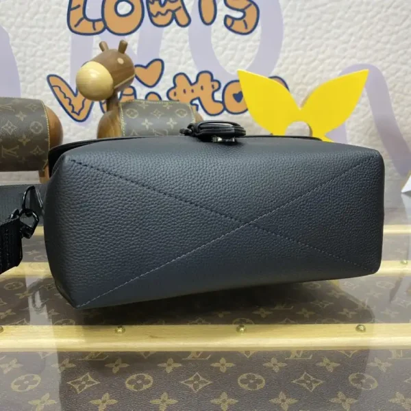Louis Vuitton Saumur Messenger Bag - Image 3