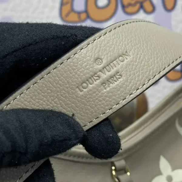 Louis Vuitton Carry All Beige - Image 5
