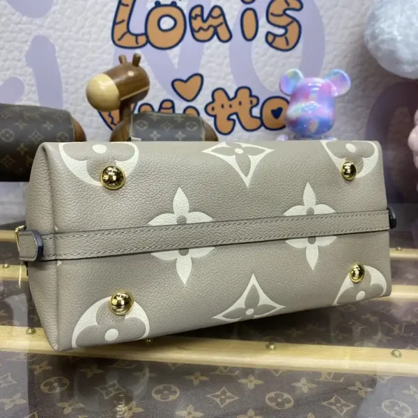 Louis Vuitton Carry All Beige - Image 10