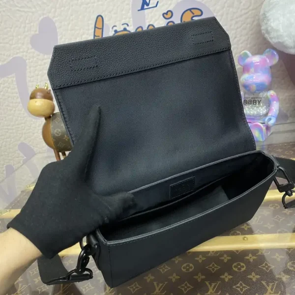 Louis Vuitton  Takeoff Messenger Black - Image 2