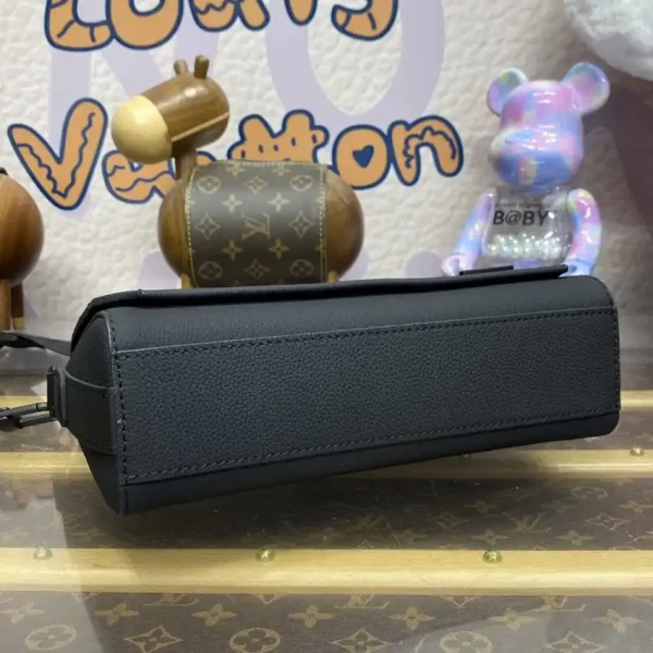 Louis Vuitton  Takeoff Messenger Black - Image 3