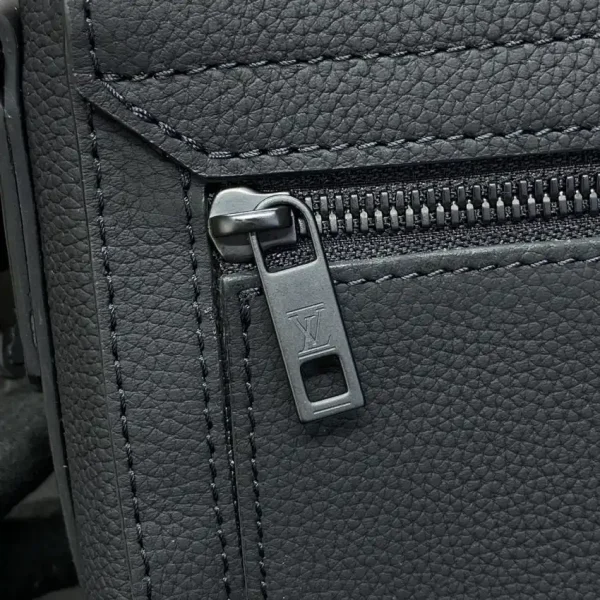 Louis Vuitton  Takeoff Messenger Black - Image 4