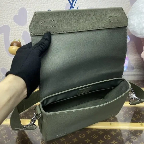 Louis Vuitton Takeoff Messenger - Image 3