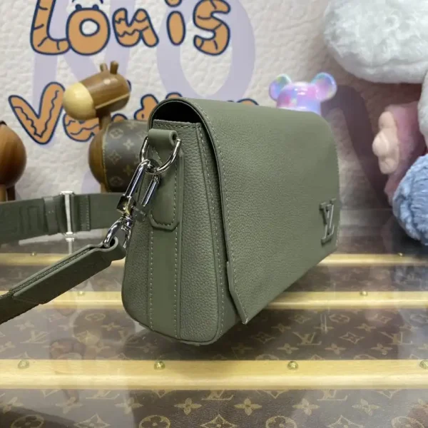 Louis Vuitton Takeoff Messenger - Image 5