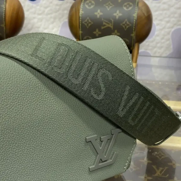 Louis Vuitton Takeoff Messenger - Image 7