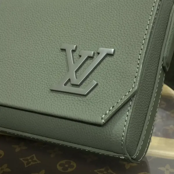 Louis Vuitton Takeoff Messenger - Image 8