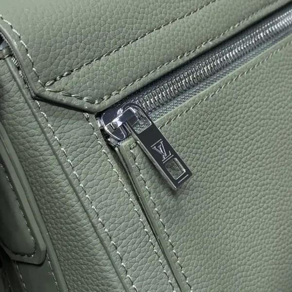 Louis Vuitton Takeoff Messenger - Image 10