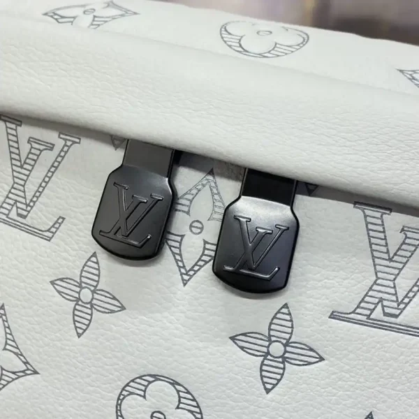 Louis Vuitton Bumbag Discovery Grey - Image 5