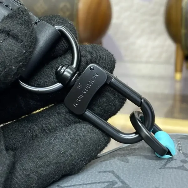 Louis Vuitton Avenue Slingbag - Image 9