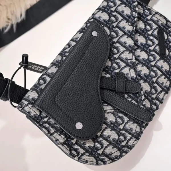 Dior  Messenger  Oblique - Image 2