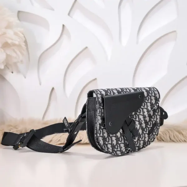 Dior  Messenger  Oblique - Image 10