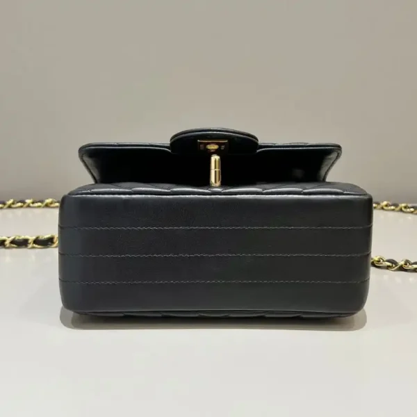 CHANEL Flap V 17cm - Image 3