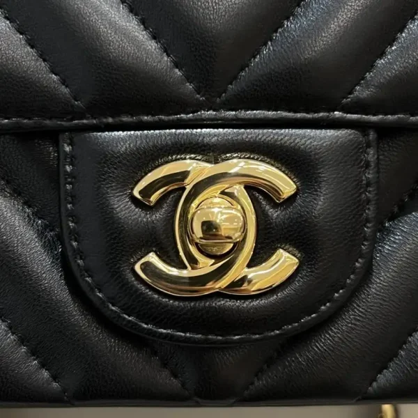CHANEL Flap V 17cm - Image 4