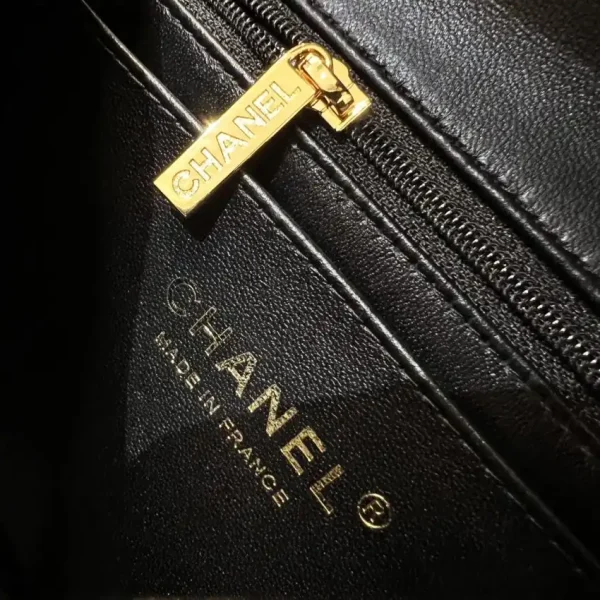 CHANEL Flap V 17cm - Image 2