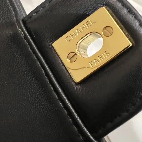 CHANEL Flap V 17cm - Image 5