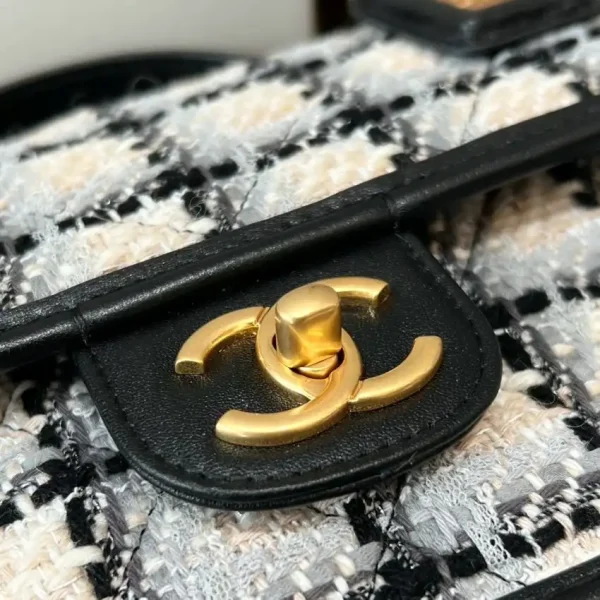 CHANEL 22K Postman Woolen Tofu Bag - Image 9