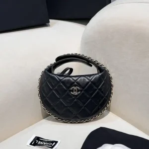 CHANEL 23c Pouch