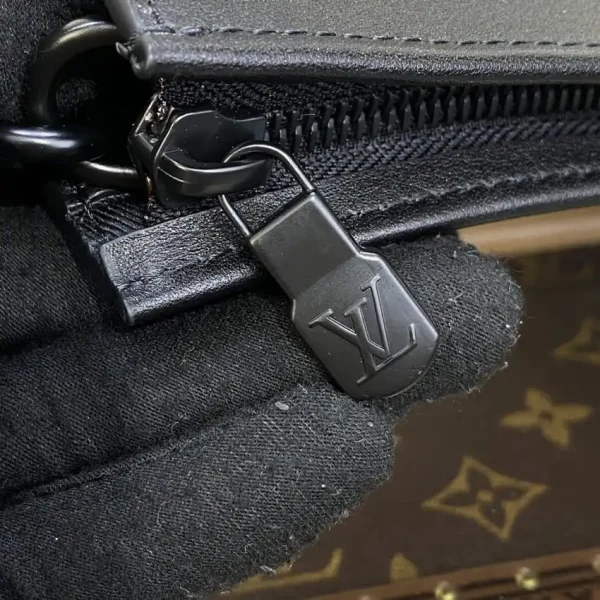 Louis Vuitton Gaston Wearable Wallet Black - Image 4
