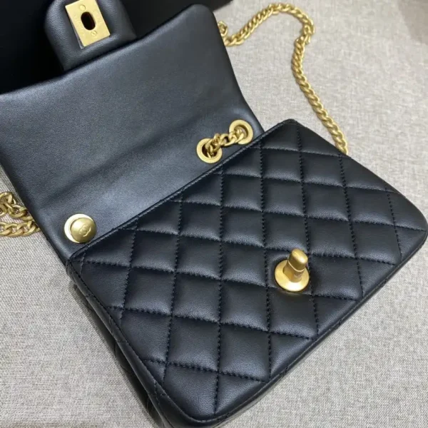 CHANEL Camellia Flap Black - Image 4