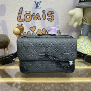 Louis Vuitton Steamer Messenger Black
