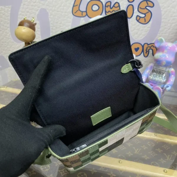 Louis Vuitton Steamer Wearable Wallet - Image 9