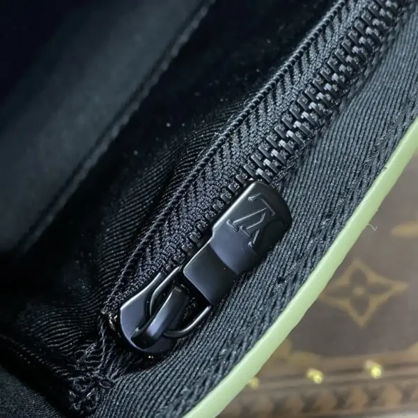 Louis Vuitton Steamer Wearable Wallet - Image 3