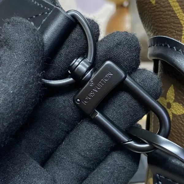 Louis Vuitton Trail Messenger Bag - Image 5