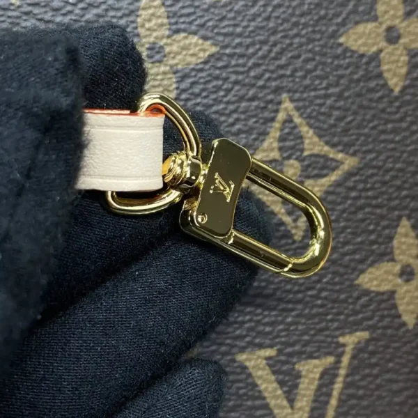 Louis Vuitton Around Me - Image 4