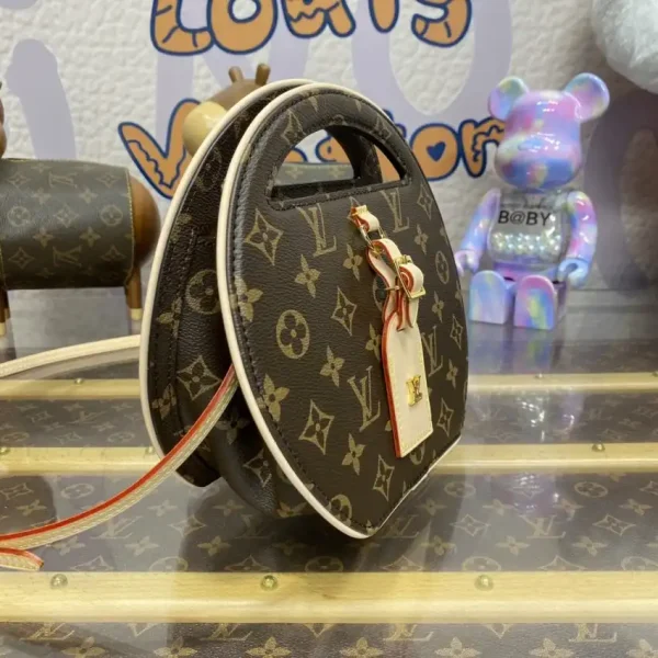 Louis Vuitton Around Me - Image 3