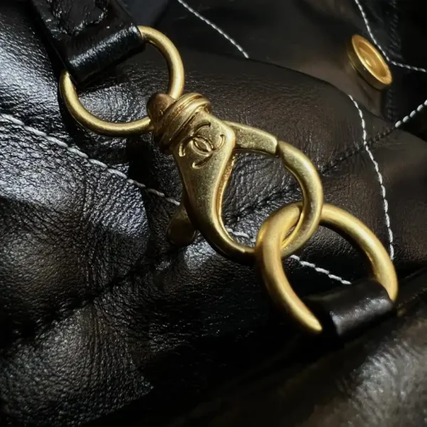 CHANEL 22  Medium Handbag Black - Image 4