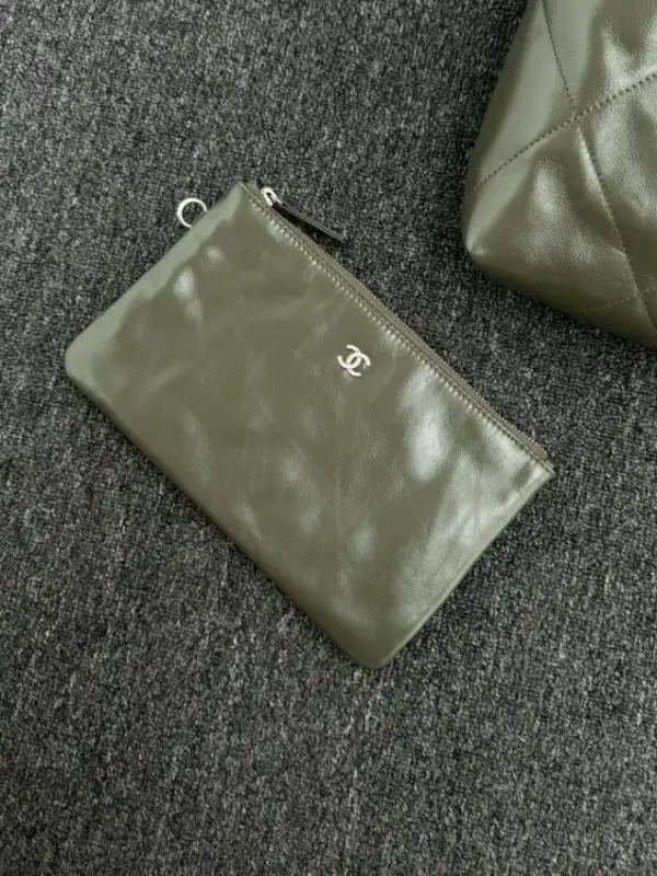 CHANEL 22 Medium Handbag Pink Greed - Image 3