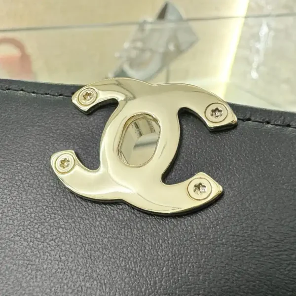 CHANEL 23 Patent Box Bag - Image 6