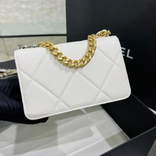 CHANEL 19 Wallet on Chain White - Image 2