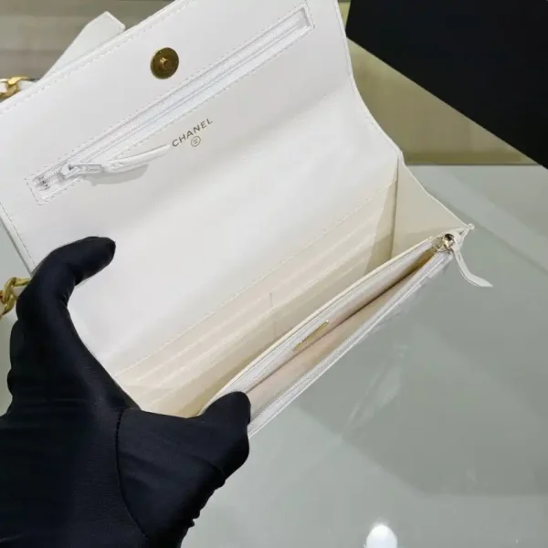 CHANEL 19 Wallet on Chain White - Image 10