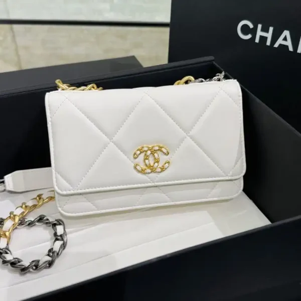 CHANEL 19 Wallet on Chain White - Image 4