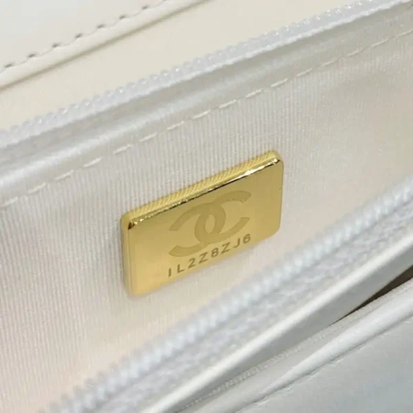 CHANEL 19 Wallet on Chain White - Image 12