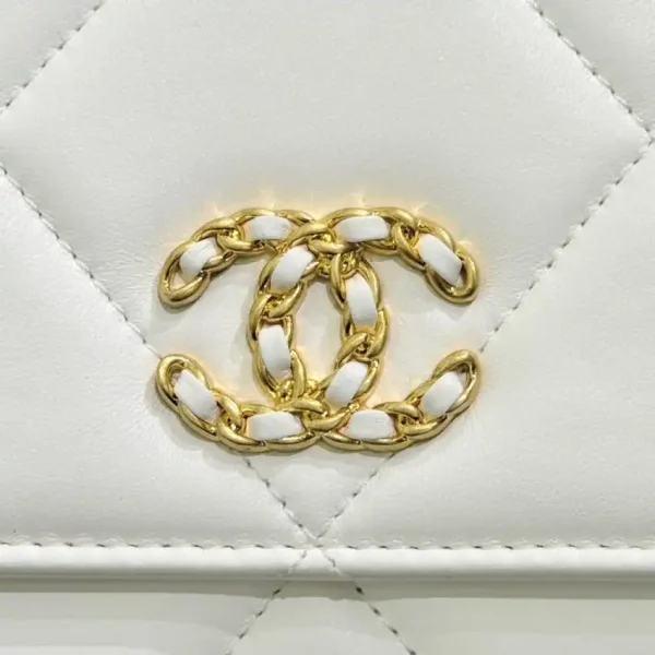 CHANEL 19 Wallet on Chain White - Image 8