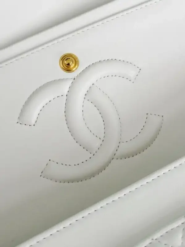 CHANEL Classic Flap 25cm White - Image 3