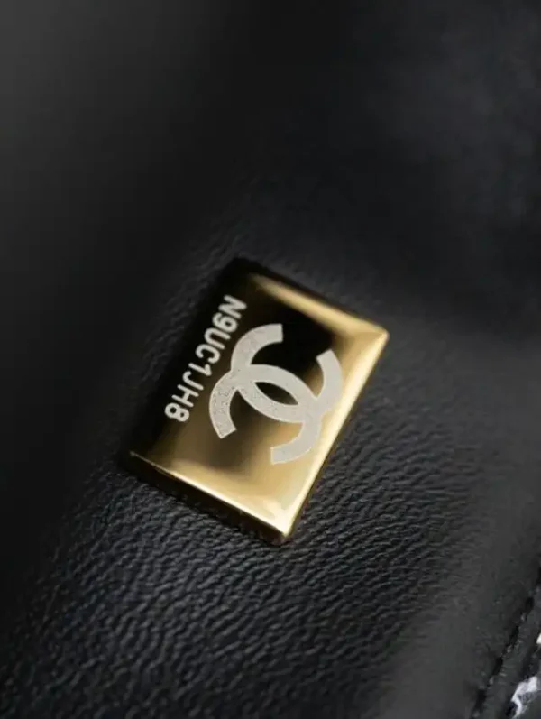 CHANEL 24p Tweed Black and White - Image 9