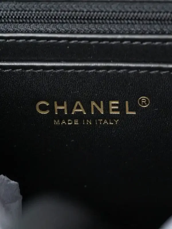 CHANEL 24p Tweed Black and White - Image 10