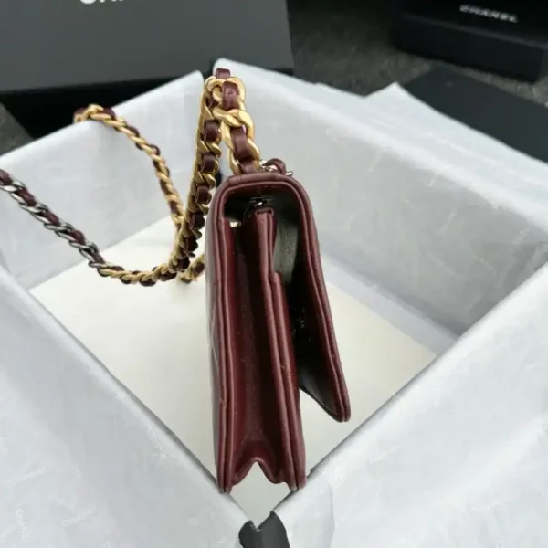 CHANEL 19 Wallet on Chain - Image 6