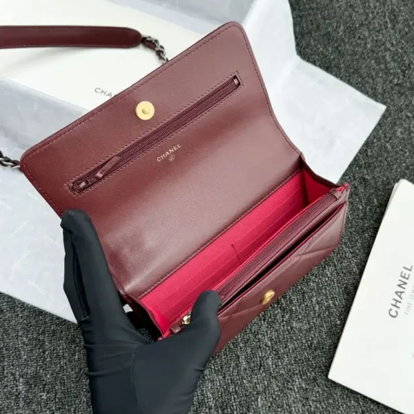 CHANEL 19 Wallet on Chain - Image 8