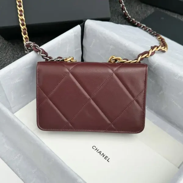 CHANEL 19 Wallet on Chain - Image 9